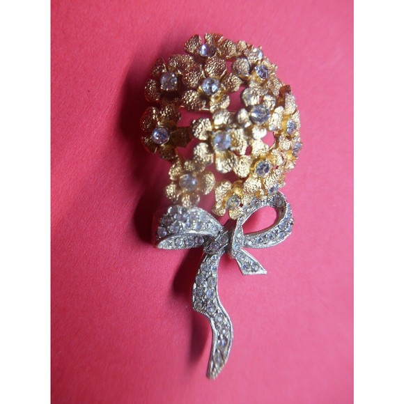Vintage 1980s Brooch Lapel Pin Flower Bouquet Clear Rhinestones Gold Tone Metal - Picture 1 of 2